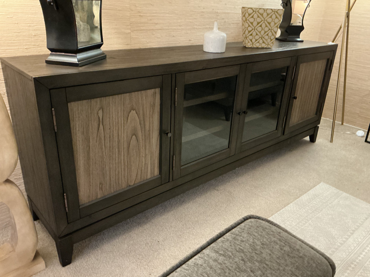 LG ENTERTAINMENT TABLE