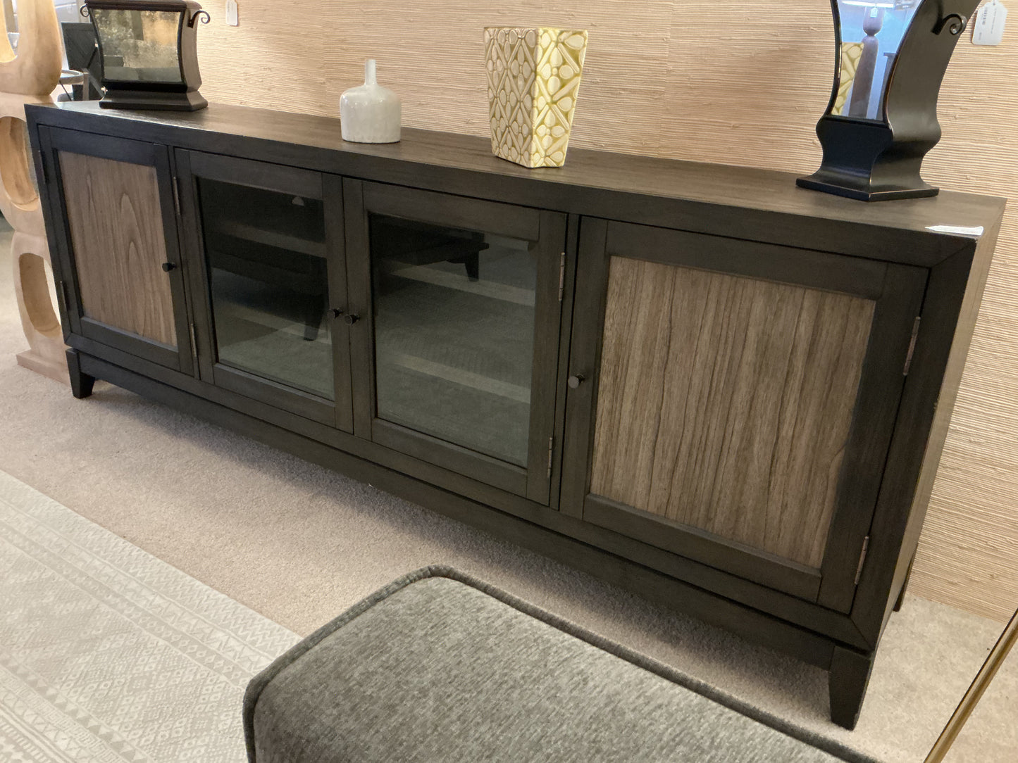 LG ENTERTAINMENT TABLE